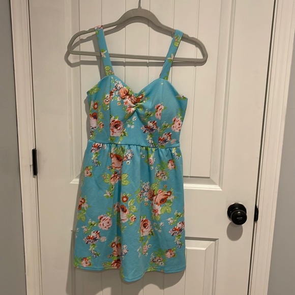 No Boundaries dress. Floral. Size Medium (7-9). - Picture 1 of 5
